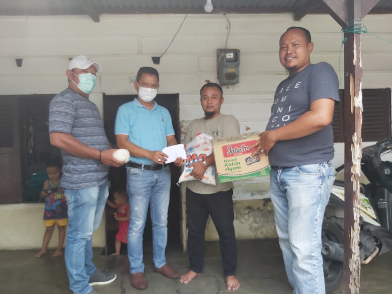 Menjenguk Pimred Media Online Kabar24jam Sakit, Ketua Pewarta Berikan Santunan