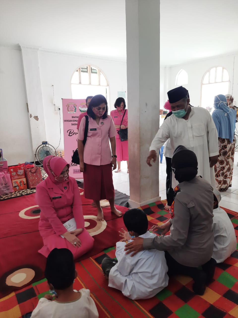 Serdik Sespimmen Polri Dikreg ke-61 Kompol Arifin Fachreza dan Ketua Ranting Polsek Patumbak DampingiÂ Ibu Karo Rena Poldasu Gelar Baksos