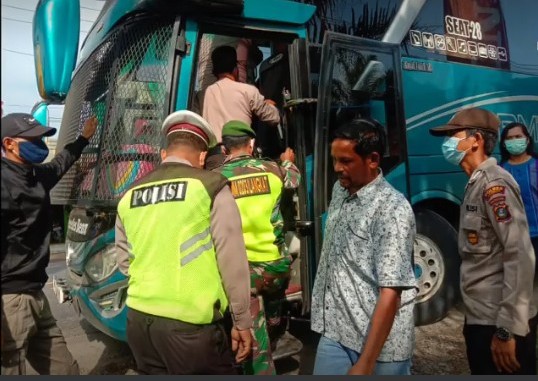 Kapolres Langkat Pimpin Penyekatan, Dua Kenderaan Putar Arah Balik