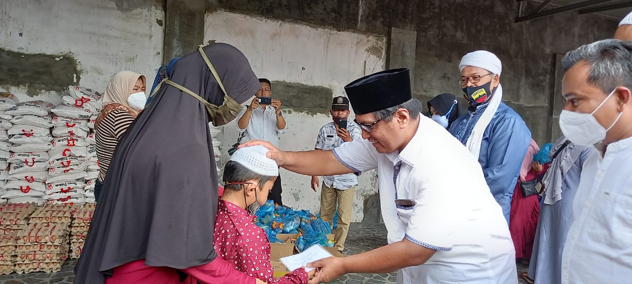 Perkuat Silaturahim, Alumni SMAN 11/10 Medan Bagikan Ratusan Paket Ramadhan