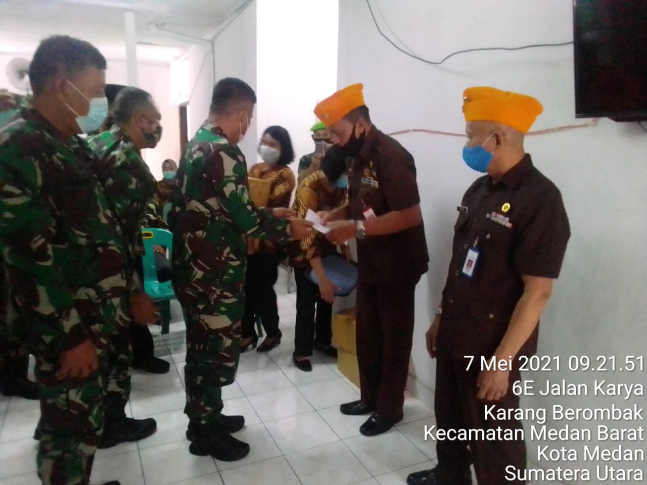 Kepala Babinminvetcaddam I/BB Berikan Tali Asih dan Sembako kepada Veteran RI