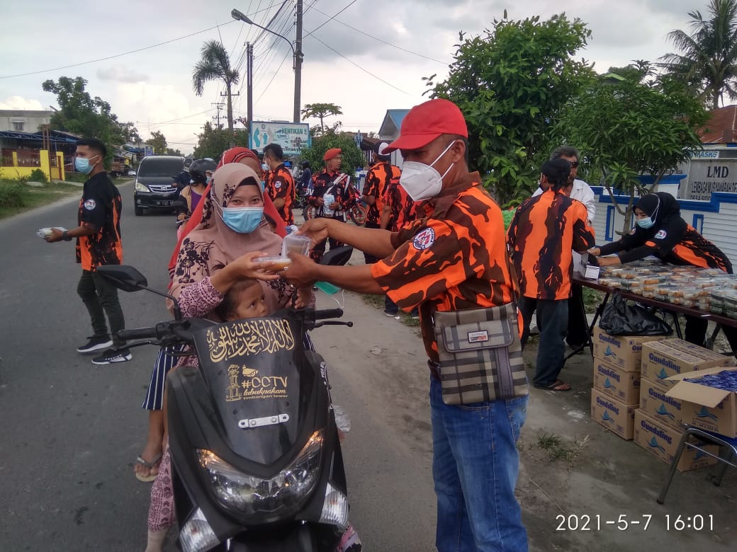 PAC Pemuda Pancasila kecamatan Beringin bagi-bagi Takjil dan Masker