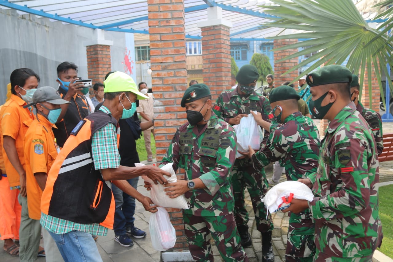 Ramadhan Berbagi, Yonif Raider 100/PS Sergap Petugas Parkir Bagikan Paket Lebaran Idul Fitri 1442 H-2021 M