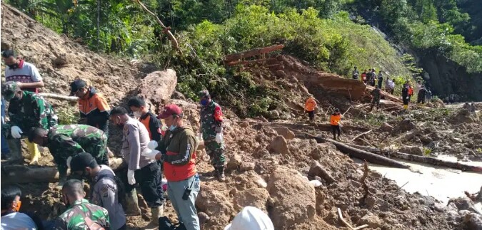 TIM GABUNGAN HENTIKAN PENCARIAN KORBAN LONGSOR PLTA BTG TORU