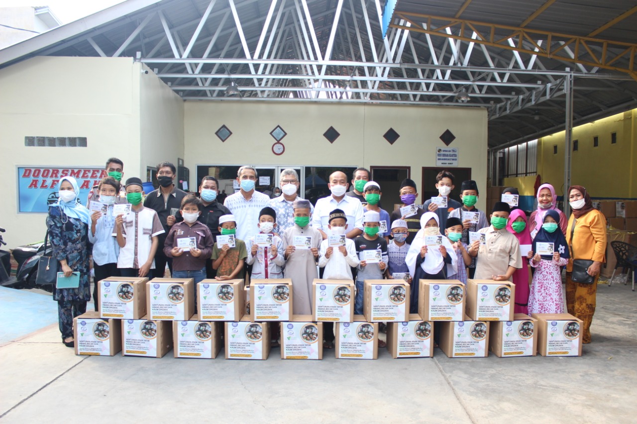 IKA Alumni SMAN 8 dan Â DD Waspada Bantu Ratusan Paket Sembako ke Â Yatim dan Dhuafa