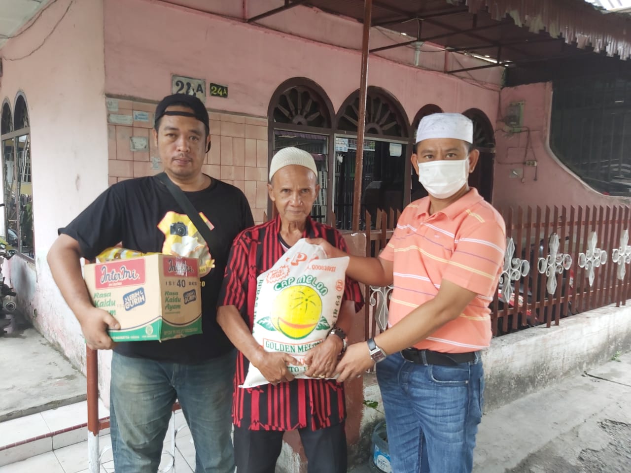 Ketua Pewarta Melayat ke Rumah Duka Agustina dan Salurkan Paket Sembako Serta Tali Asih