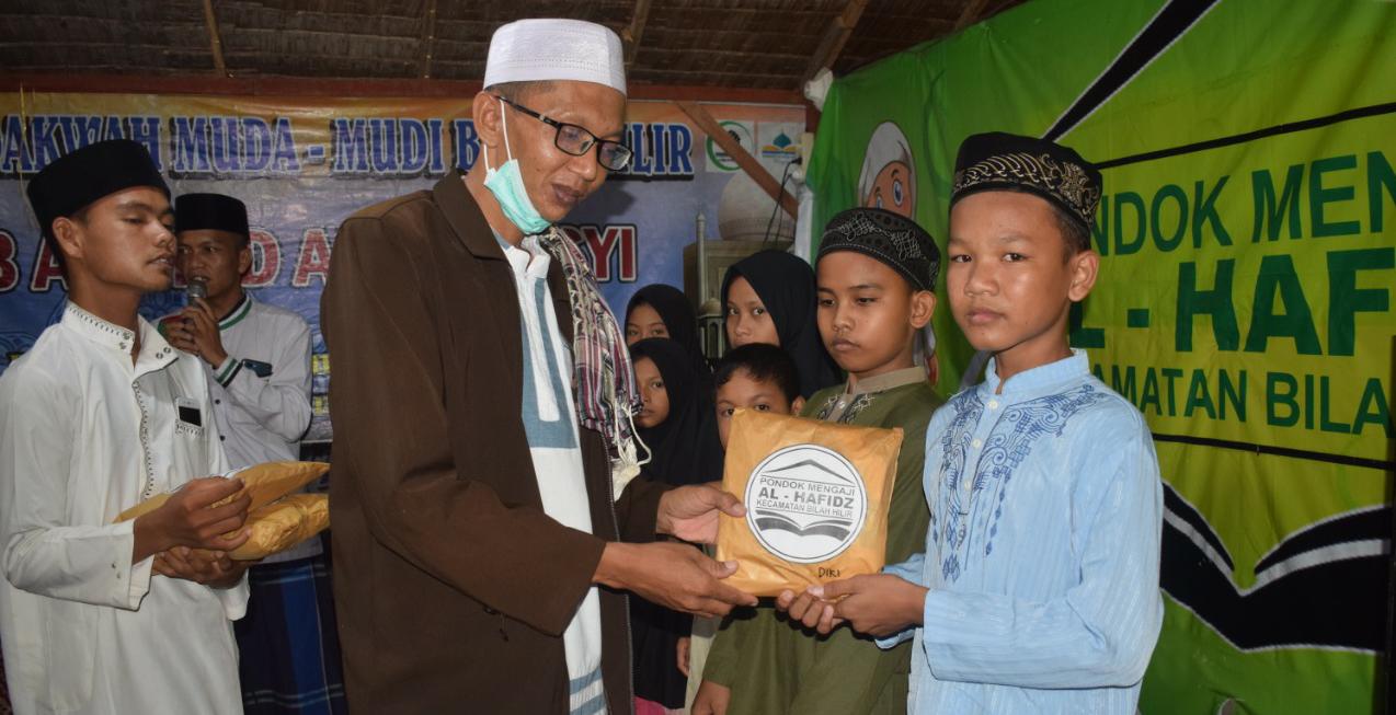 Pondok Mengaji Al-Hafidz Bilah Hilir Gelar Khatam Al-quran dan Santuni Anak Yatim Piatu