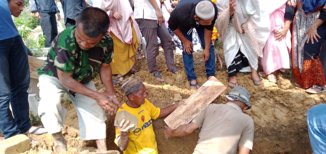 2 Orang Penggali Kuburan Puluhan Tahun Tak Dapat Bantuan, Salam Buat Bupati LangkatÂ  Beserta Ondem Dan H.Syamsul Arifin