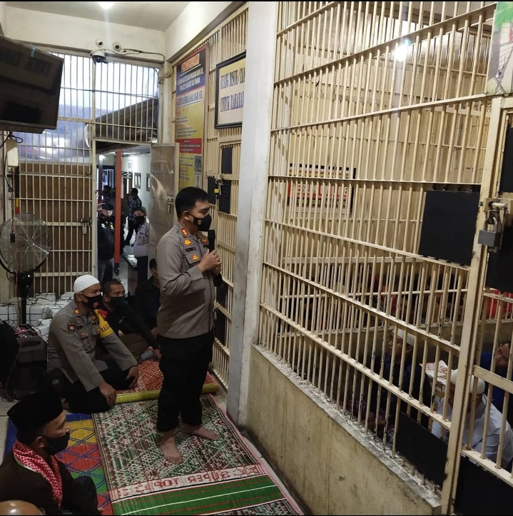 KapolresTanah karo Peduli dan menyambangi tahanan