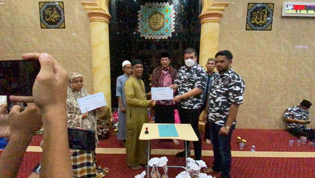 Berkah Ramadhan, BAPERA Berangkatkan Umroh 2 Jamaah Masjid Muslimin dan Bagi 200 Sarung Sajadah