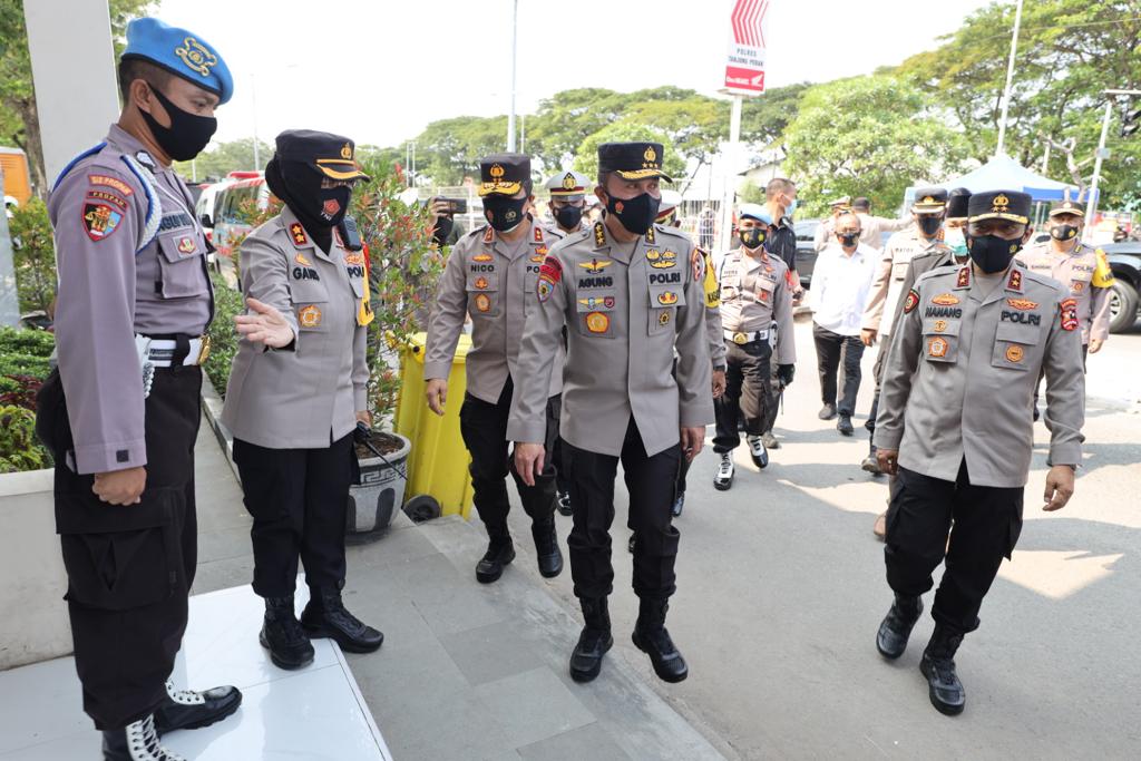 Irwasum Mabes Polri Didampingi Kapolda Jatim, Lakukan Pengecekan Posko Check Point di Suramadu