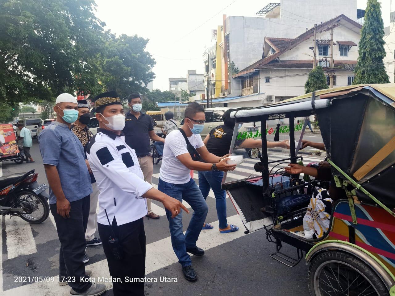 Dregs 2006 Poldasu dan Polrestabes Medan Berbagi 250 Takjil dan Ratusan Beras ke Abang Becak