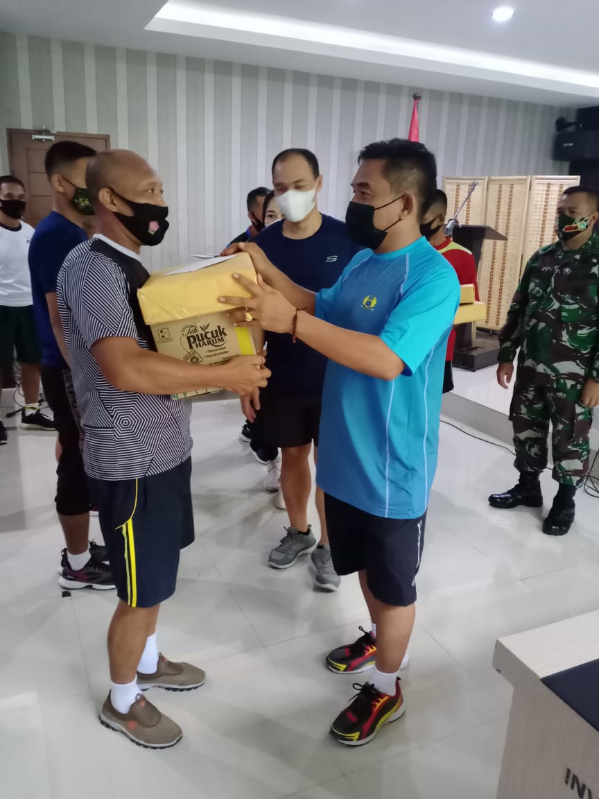 Kainfolahtadam I/BB Berikan Bingkisan Lebaran Idul Fitri 1442 H kepada 56 Orang Prajurit dan PNS