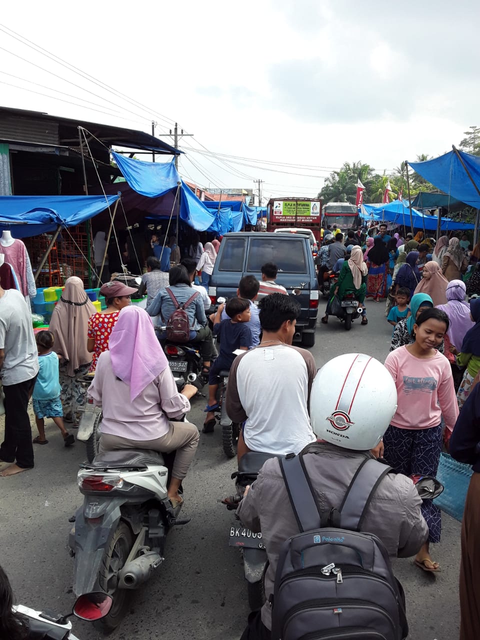 Aktifitas Pasar Tumpah di Jalan Lintas Tanjung Haloban Bikin Macet Lalu Lintas