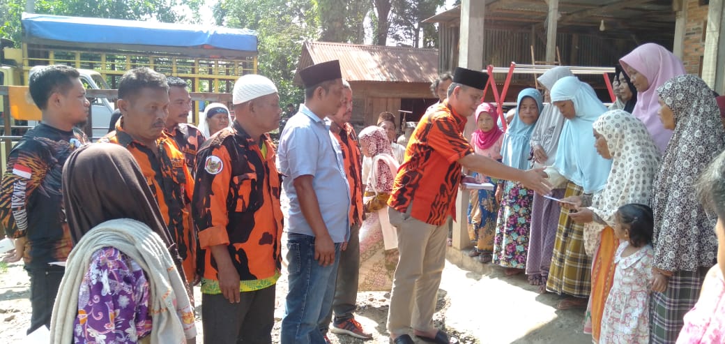Ketua MPC Pemuda Pancasila Palas Berikan Santunan Kepada Lansia