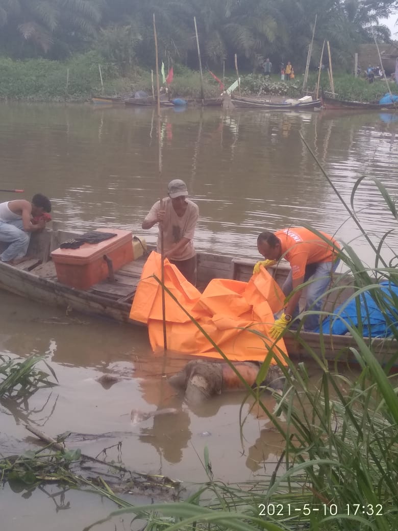 Sosok Mayat Mr X ngambang di sungai Serdang