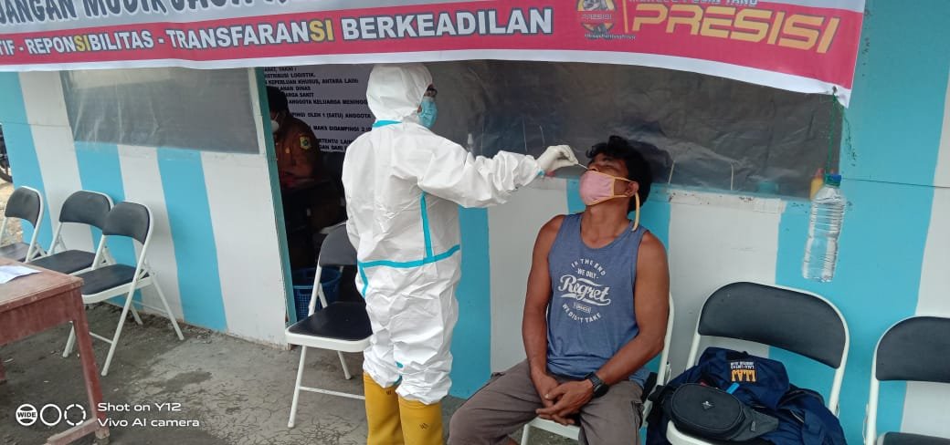 Polres Pakpak Bharat Lakukan Rapid Tes dan Swab Gratis Terhadap Pengemudi Pada Ops Ketupat Toba 2021