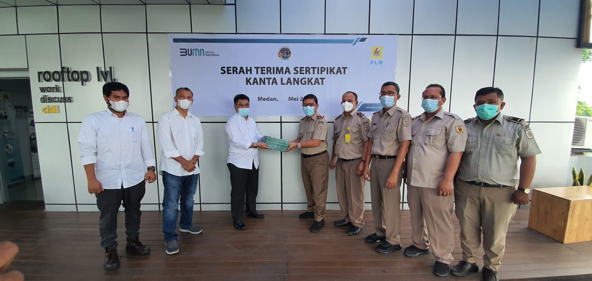 Kantor Pertanahan Langkat Menyerahkan 100 Sertifikat ke PT PLN UIPSBU