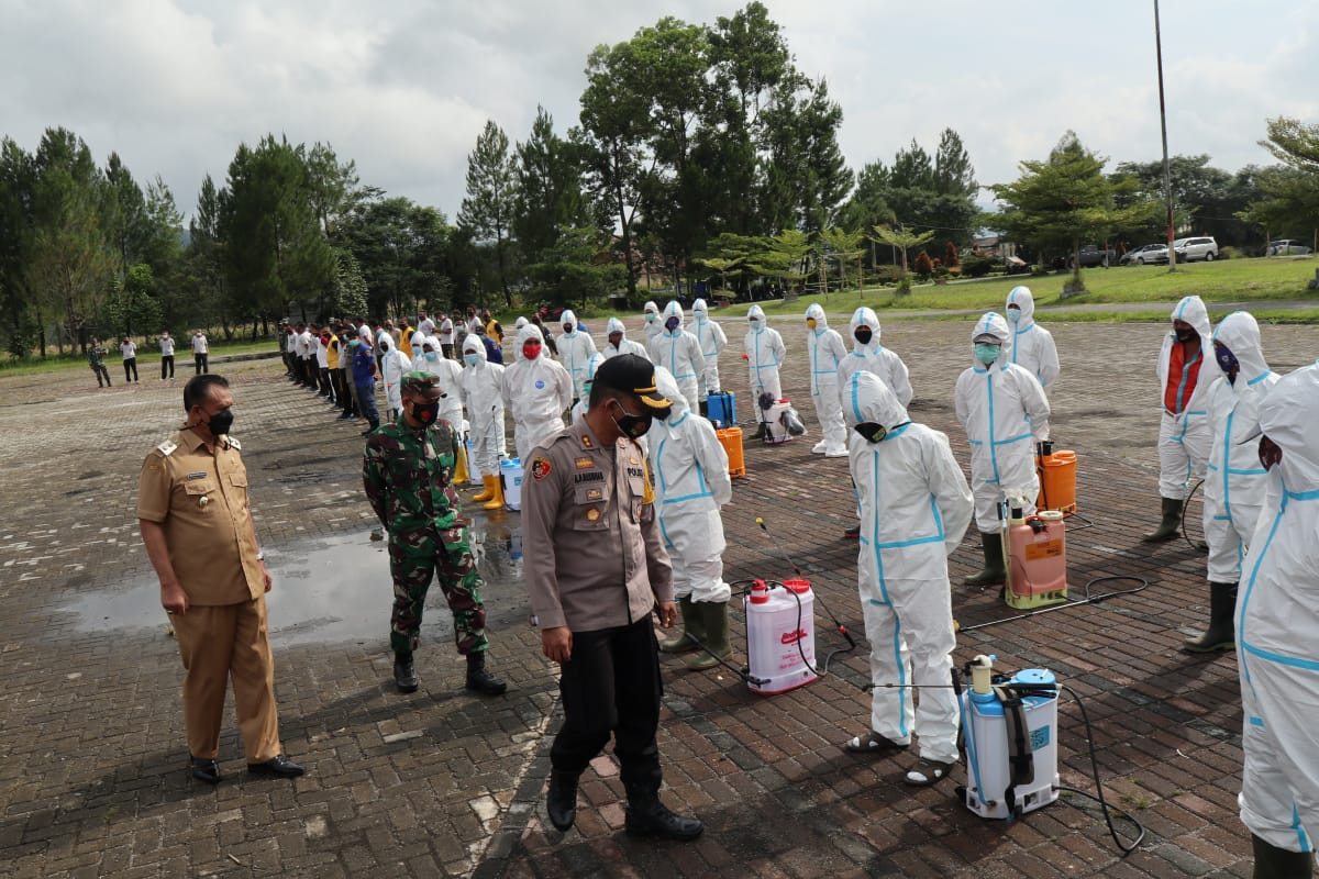 Polres Pakpak Bharat Canangkan Gerakan Penyemprotan Disinfektan Secara Serentak Sambut Idul Fitri 1442