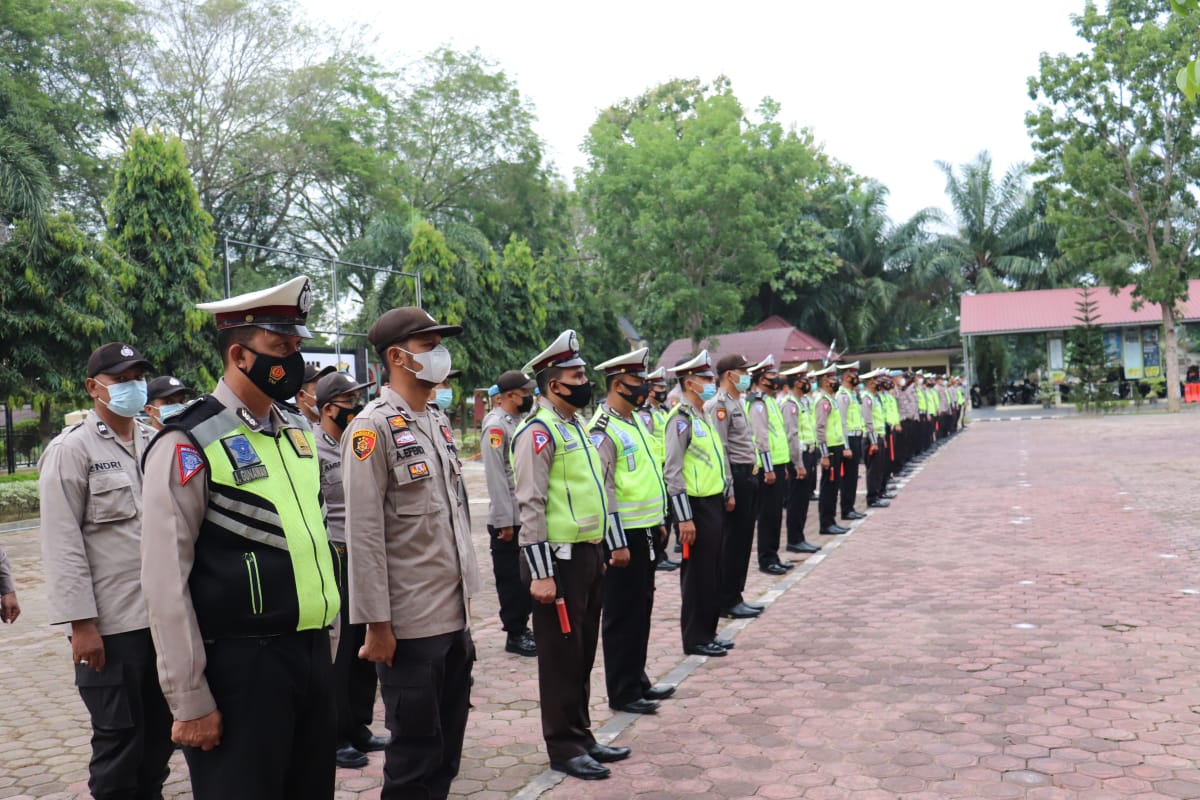 Polres Langkat Lakukan Apel Sore Kesiapan Dalam Pengamanan Malam Takbiran Idul Fitri 1442 H