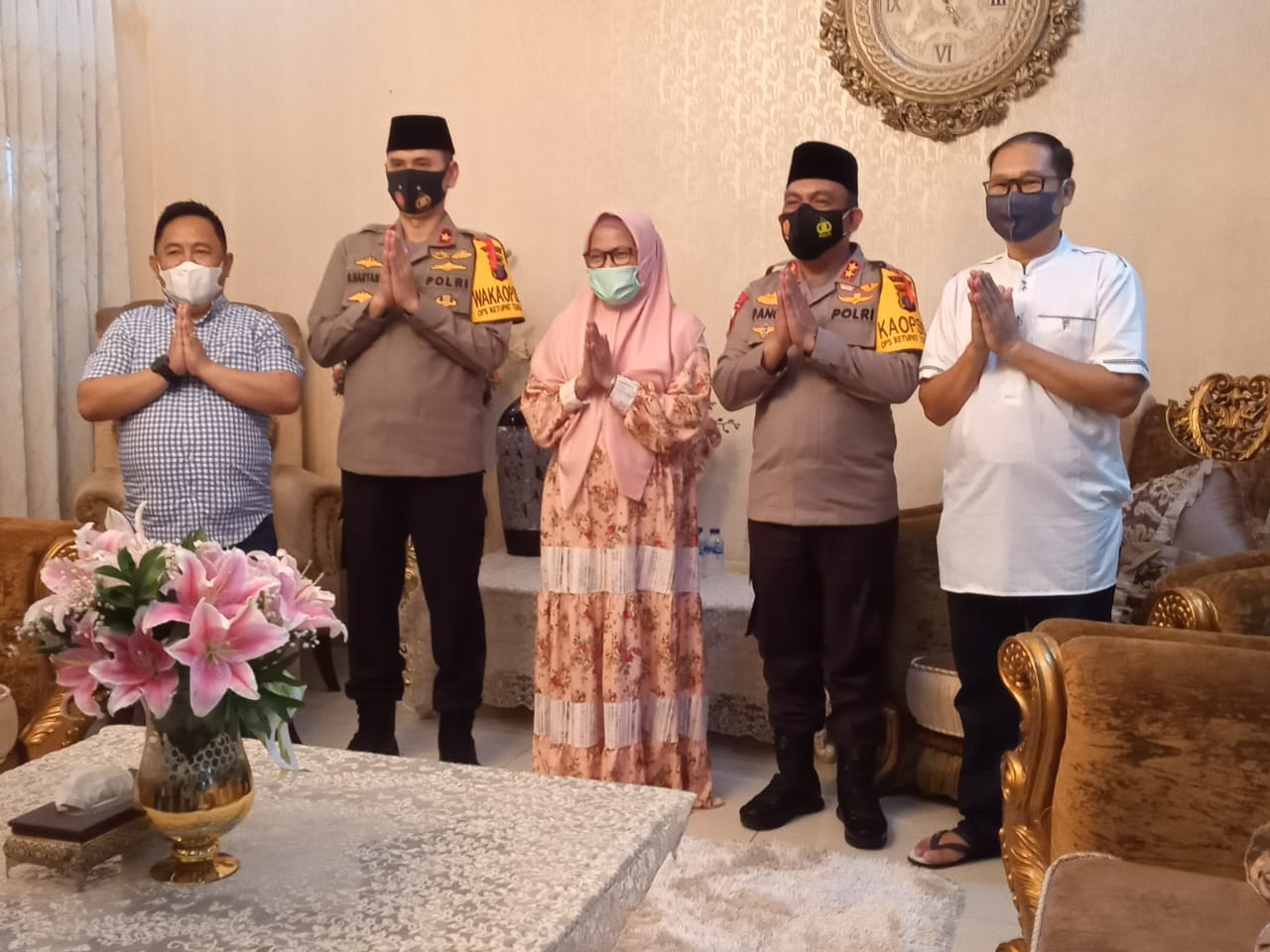 Bersama Kapoldasu ,Â  Tokoh Agama Hj Bunda Ajak Masyarakat Patuhi Prokes dan JagaÂ  Sumut Tetap Kondusif