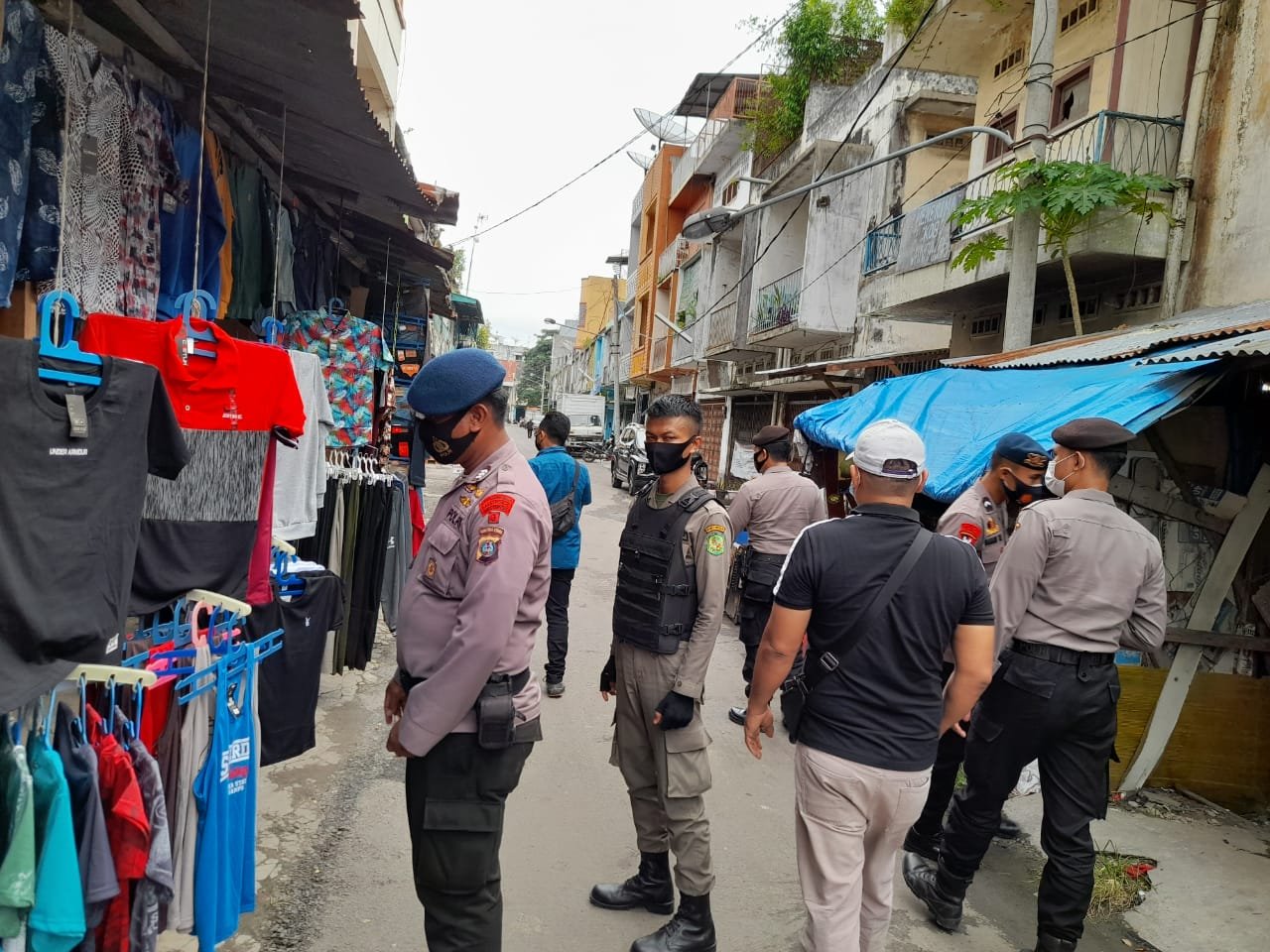 Polsek Medan Timur Lakukan KKRYD dengan MenyemprotÂ Disinfektan danÂ Bagi Masker