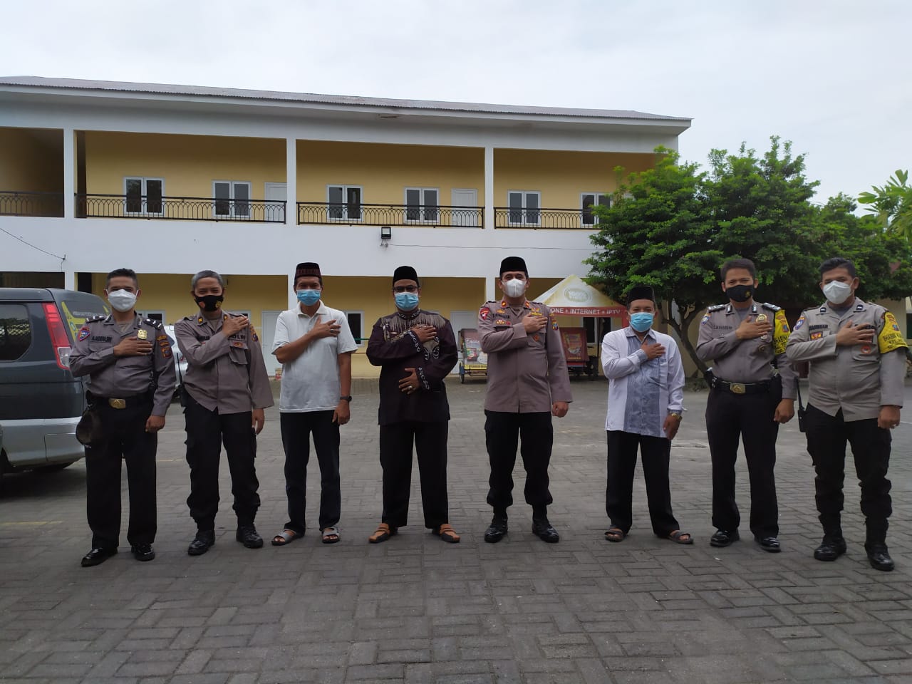 Kapolsek Medan Helvetia Halal Bihalal Dengan Mendatangi Ketua MUI Kec Medan Helvetia