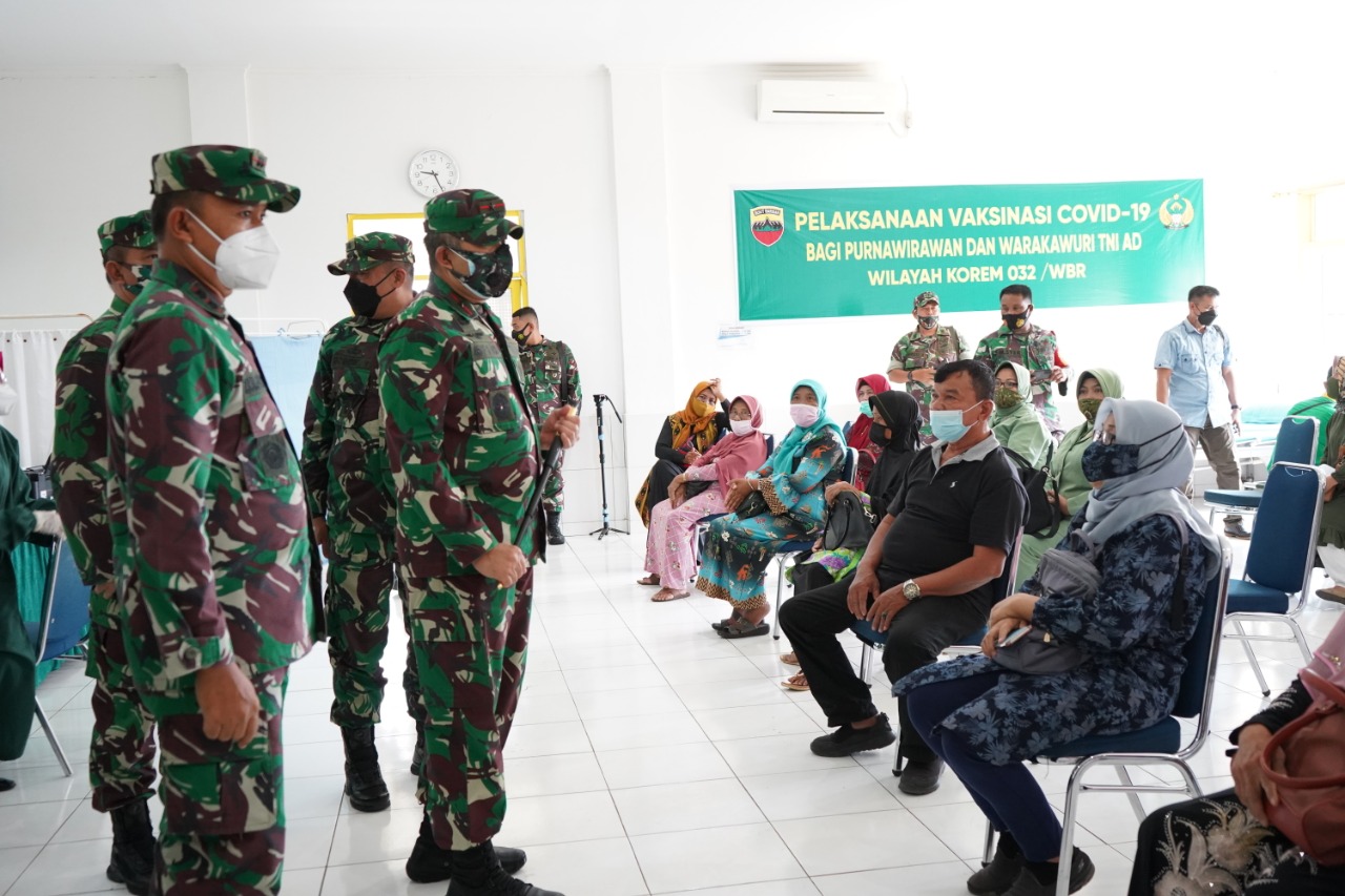 Danrem 032/Wirabraja Tinjau Pelaksanaan Vaksin di Kota Padang