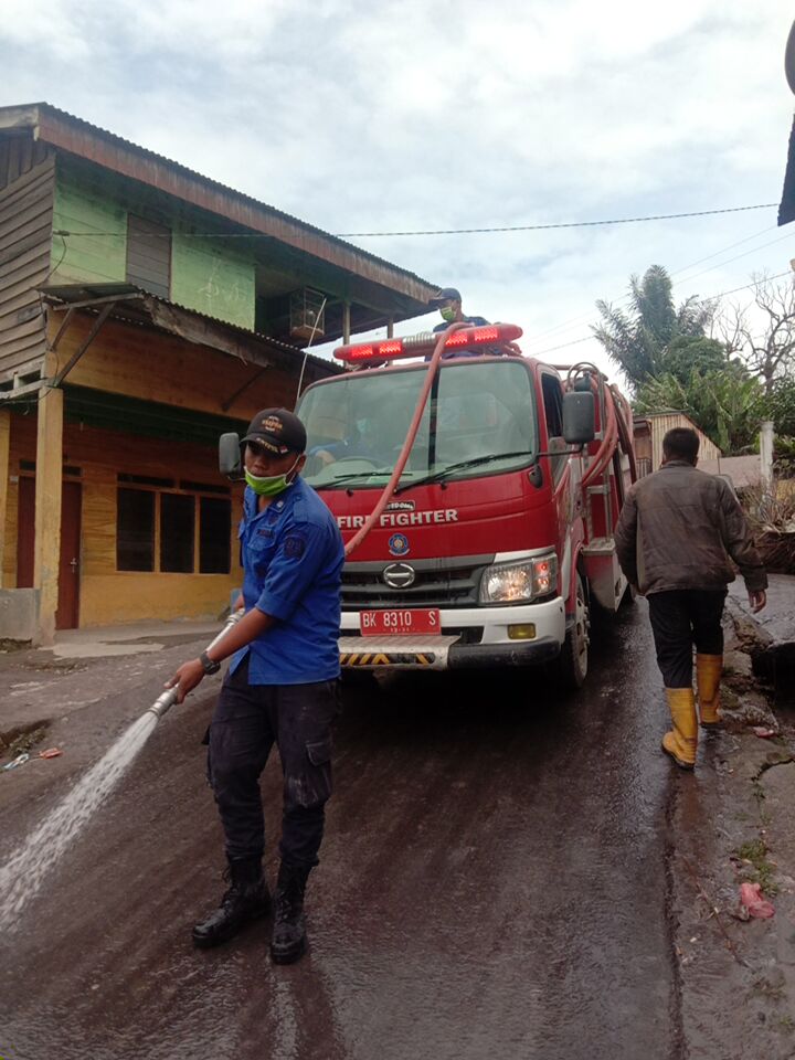 Empat Desa Dihujani Material Debu Gunung Sinabung