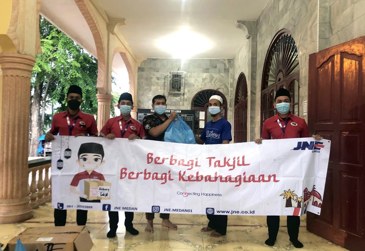 Selama Ramadhan 2021, JNE Medan Bagikan 1200 box Takjil di 30 Masjid