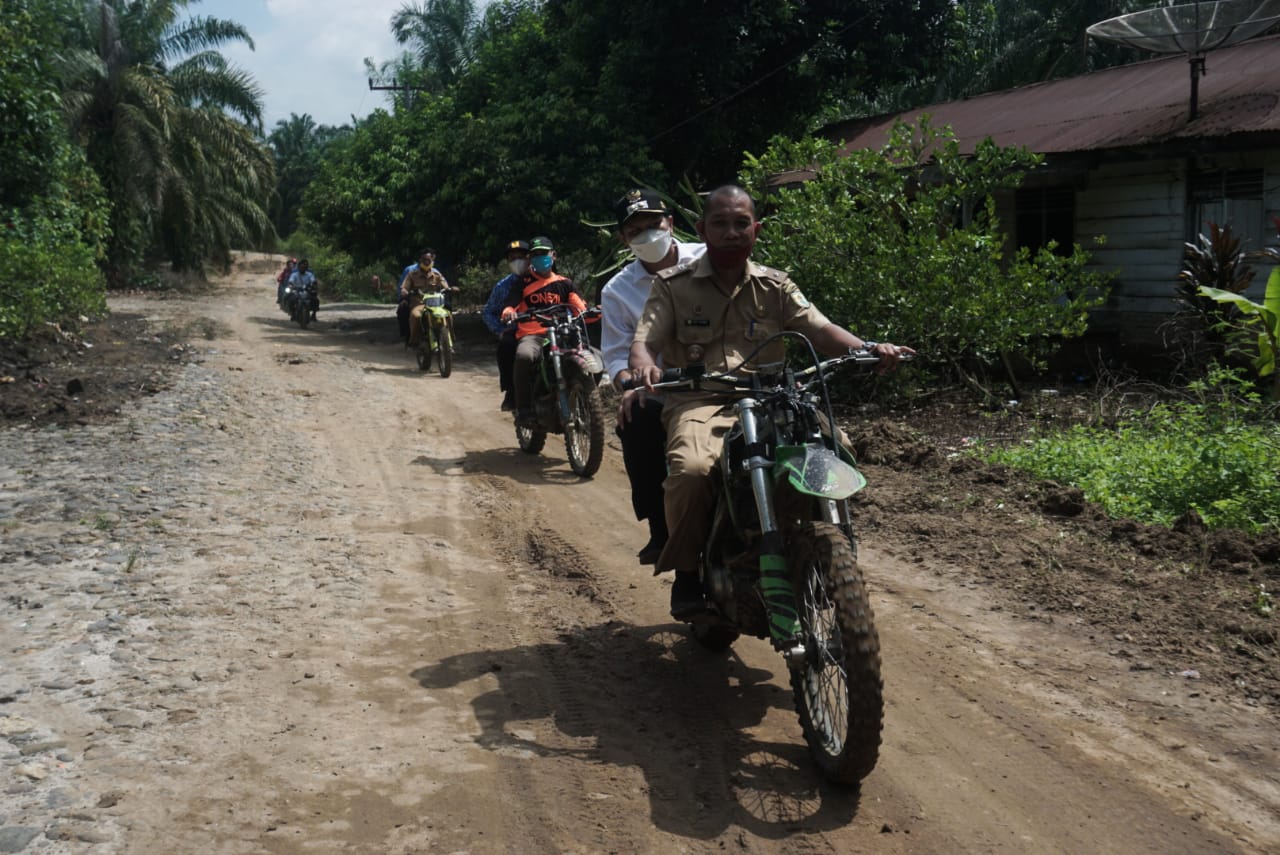 Naik Motor, Wabup Adlin Tambunan Blusukan Tinjau Ruas Jalan Gunung Monako Hingga Batas Simalungun