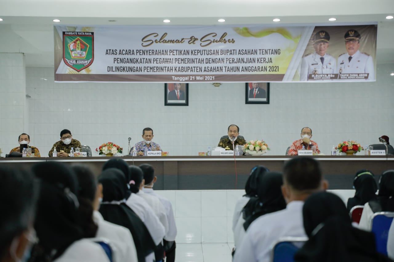 Bupati Asahan Menyerahkan Surat Pengangkatan PPPK dan Dokumen Perjanjian Kerja.