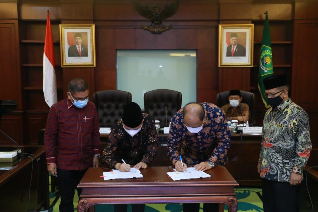 WALIKOTAÂ  DAN SEKJEN KEMENAG RI TANDA TANGANI SERAH TERIMA ASET DAERAH