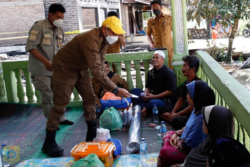 Bupati Pakpak Bharat Santuni Korban Kebakaran