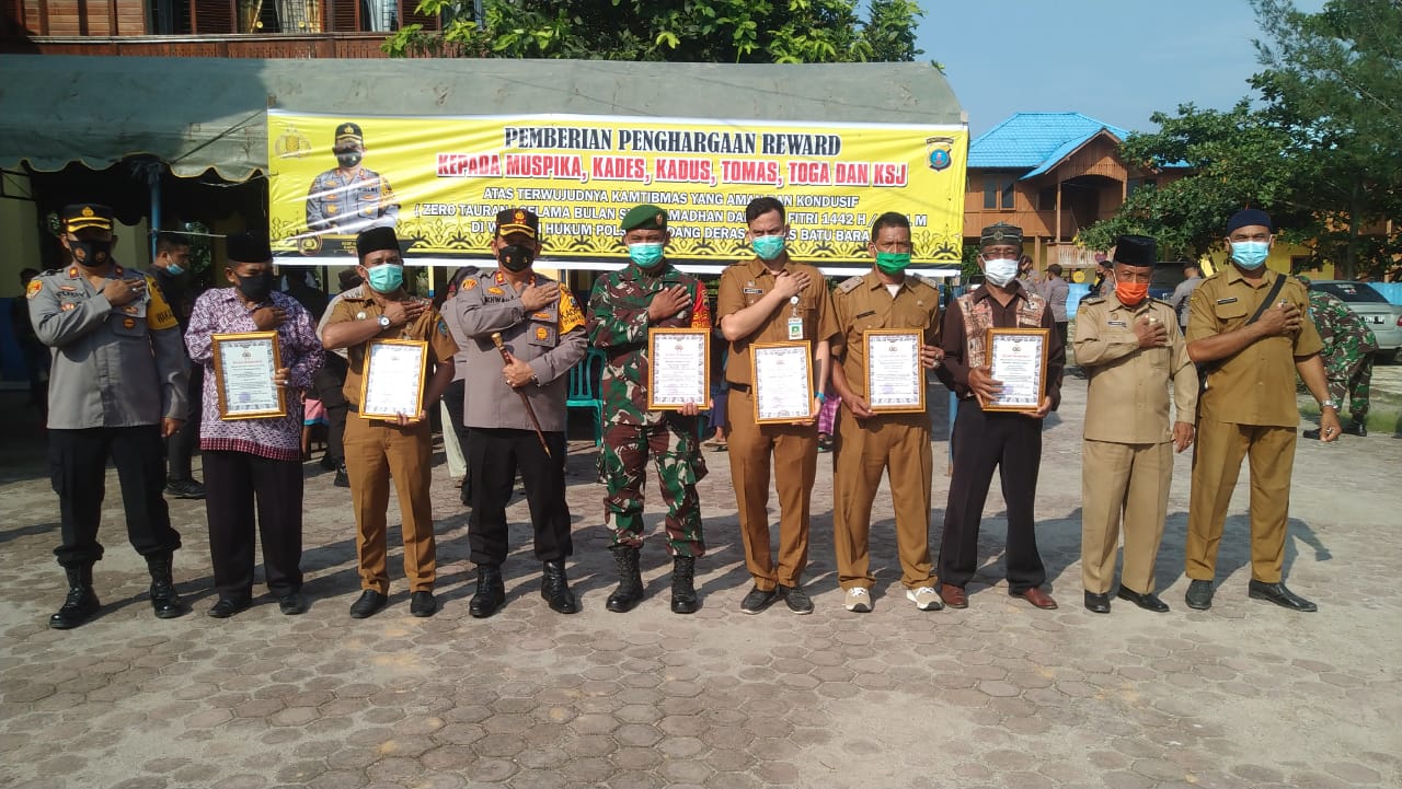 Pemberian Reward Muspika, Tomas dan Santunan Anak Yatim di Medang Deras