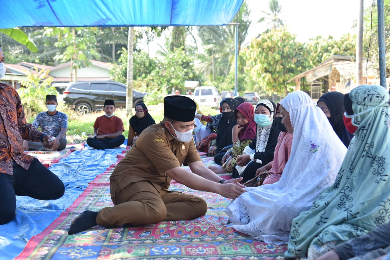 Bupati Batubara Melayat ke Rumah Mantan Kades Sumber Makmur
