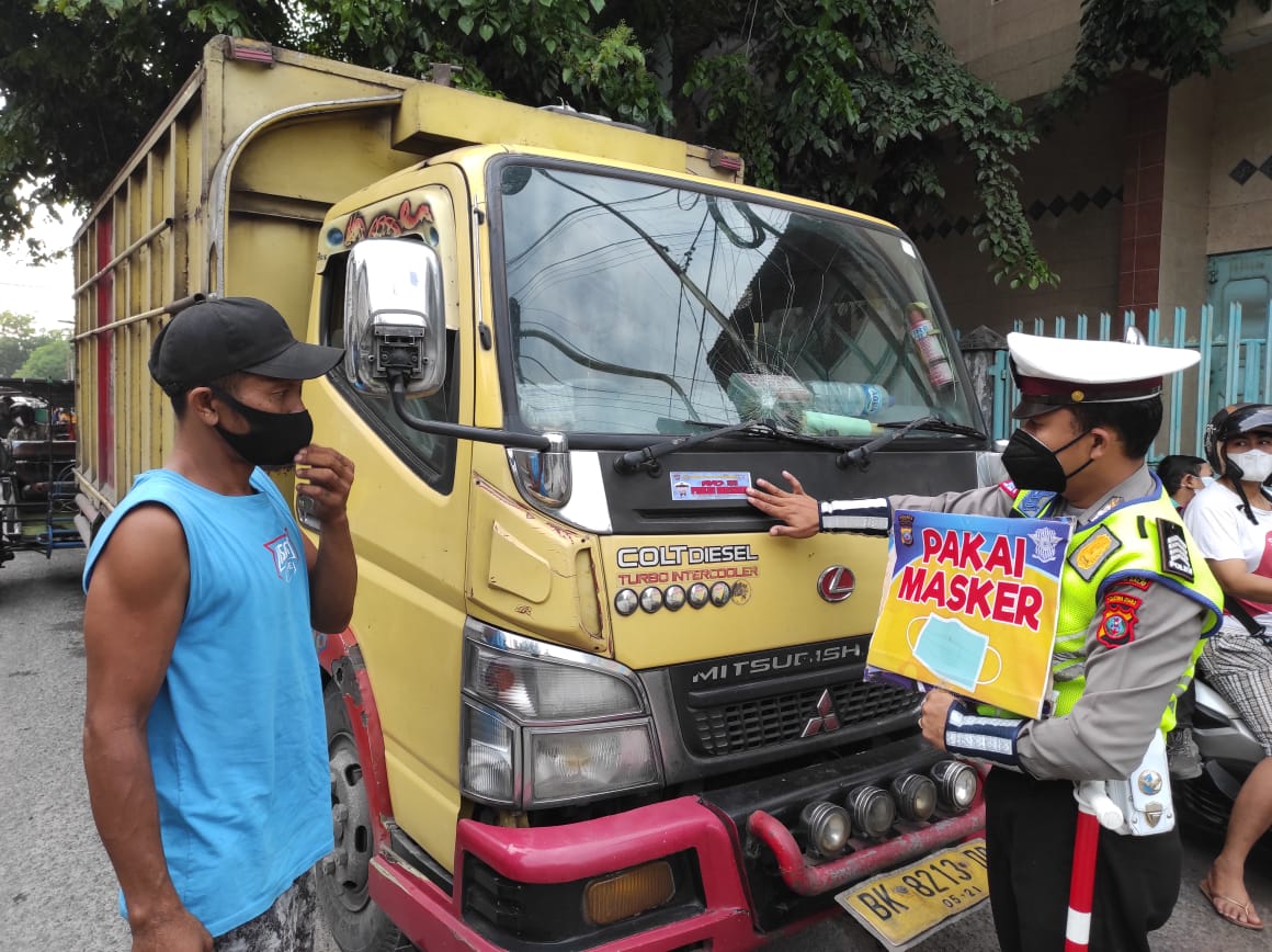 Sat Lantas Polres Tanjung Balai Sosialisasi Prokes dengan Menempel Stiker 