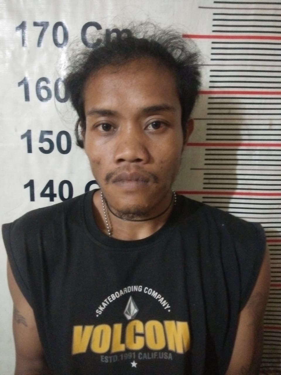 Simpan Sesuatu Ditas Pinggang Loreng, Bedel Anak Setungkit Kenak Geledah Polisi