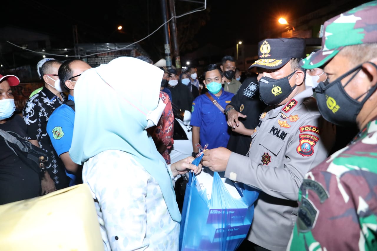 Kapolda Sumut Serahkan Bantuan Alat Swab Antigen Bagi Warga Terpapar Covid-19 di Kota Medan