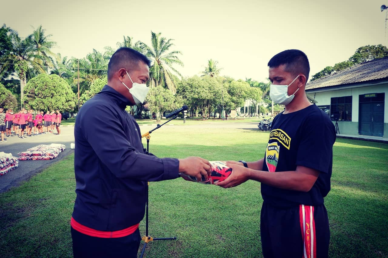 Bentuk Perhatian Terhadap Prajurit, Danyon Bagikan Sepatu Olahraga Secara Gratis