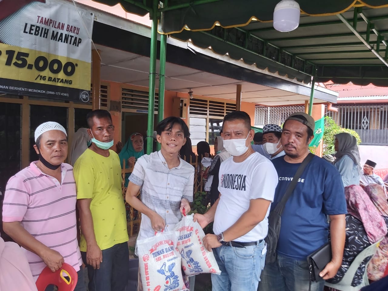 Ketua Pewarta Melayat ke Rumah Duka Boy Tikus dan Salurkan Paket Sembako Serta Tali Asih
