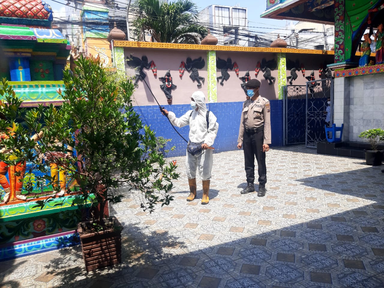 Polsek Medan Baru Ops KRYD Semprotkan Disinfektan