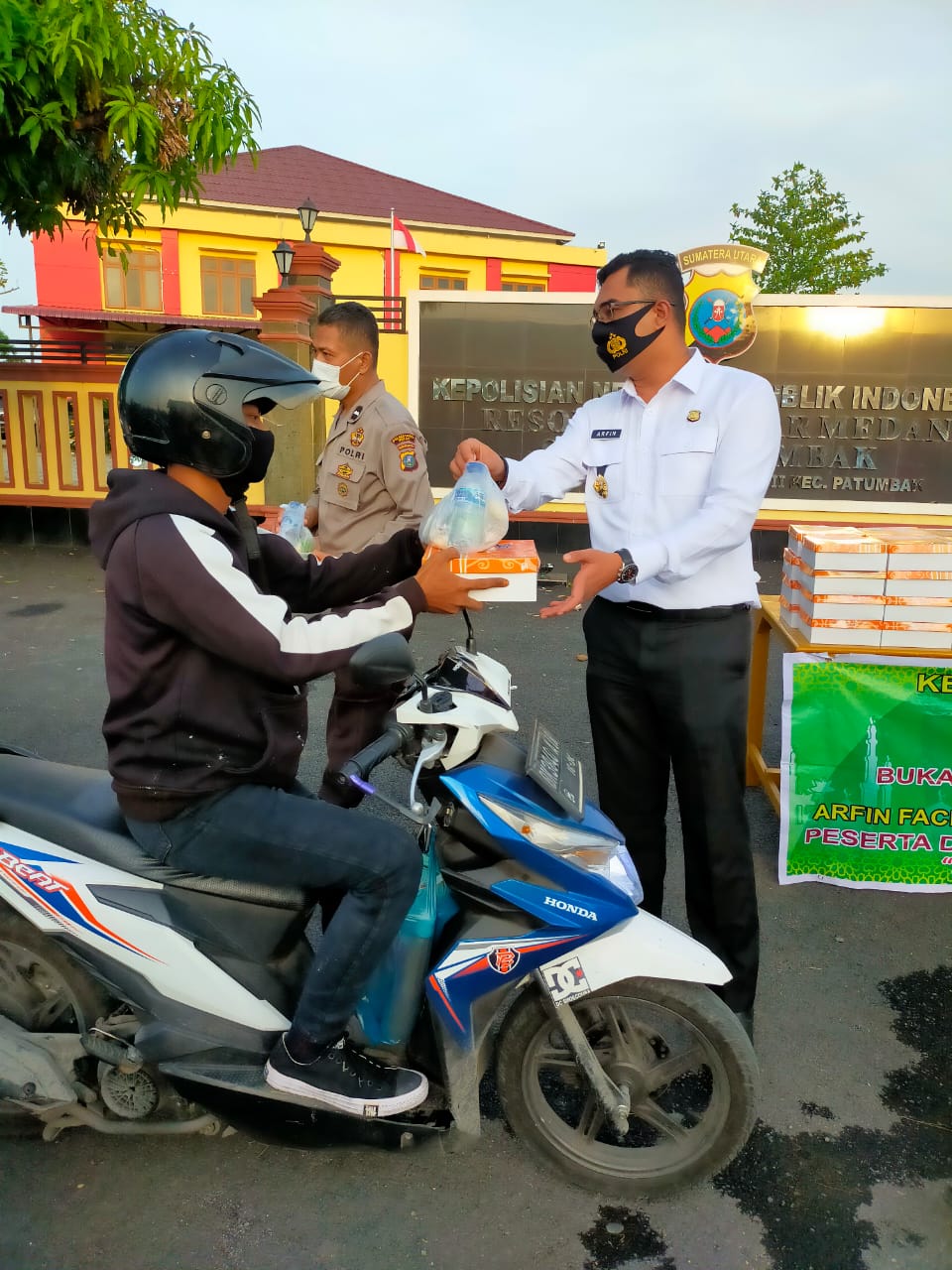 Serdik Sespimmen Polri Kompol Arfin Fachreza Berbagi Takjil dan Nasi Kotak