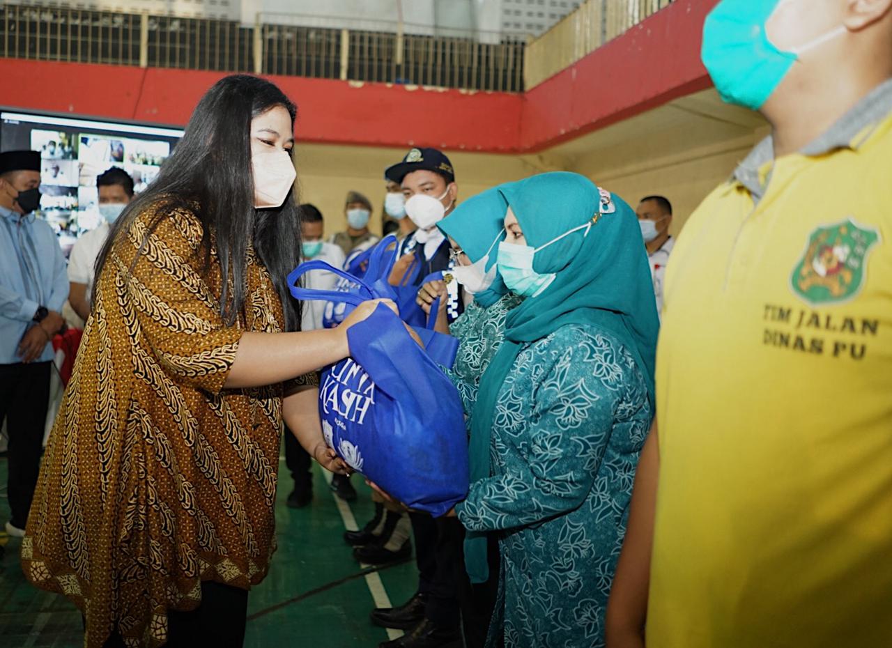 Wali Kota Medan Bagikan 10.000 Paket Sembako untuk Petugas Harian Lepas di Lingkungan Pemko Medan