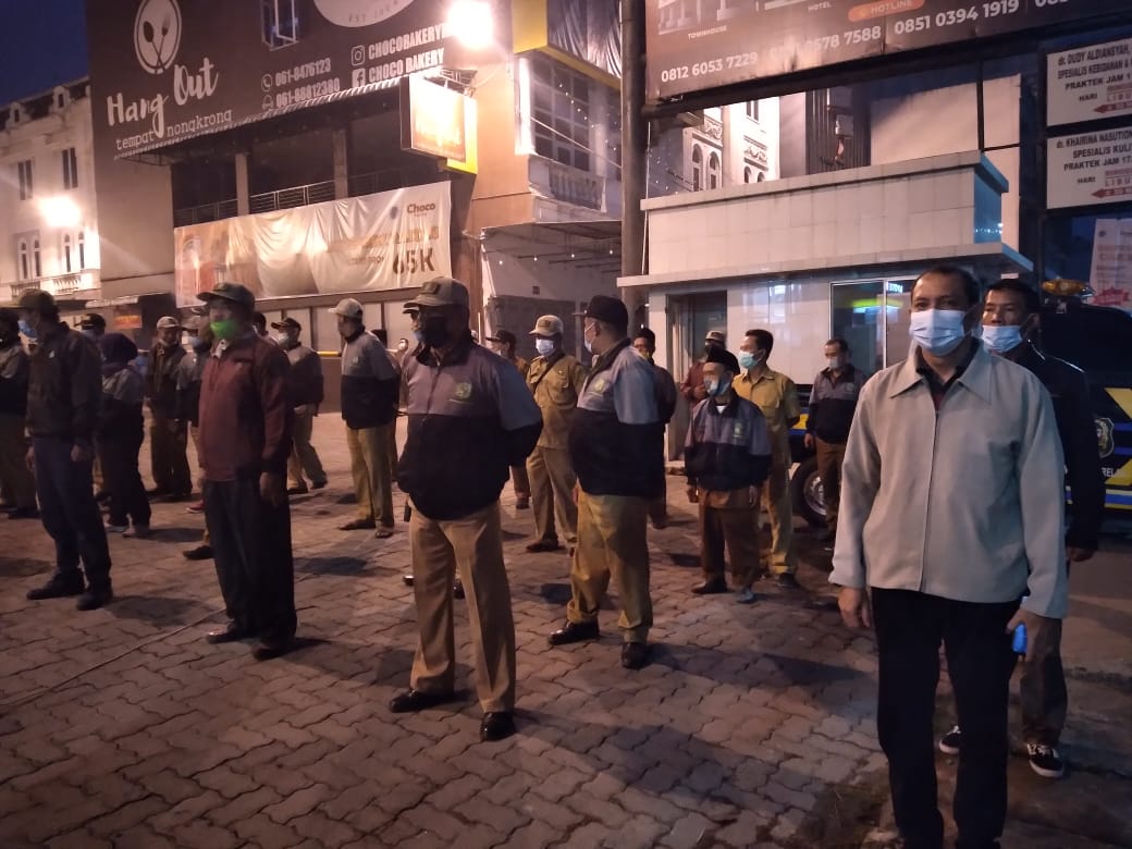 Terakhir Menggelar Razia, Tim TPP AsbuhÂ  Â Pemko Medan Bagikan Masker Kepada Masyarakat