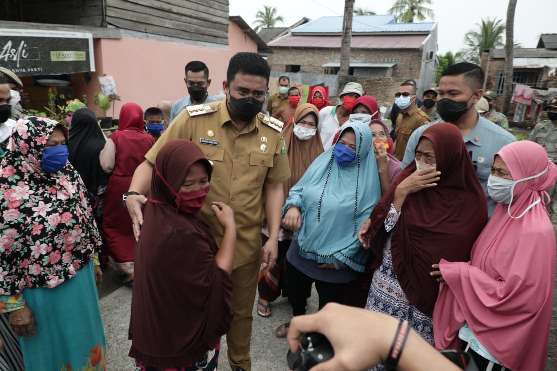 Wali Kota Medan Salurkan Bantuan Paket Sembako untuk Warga Kampung Nelayan