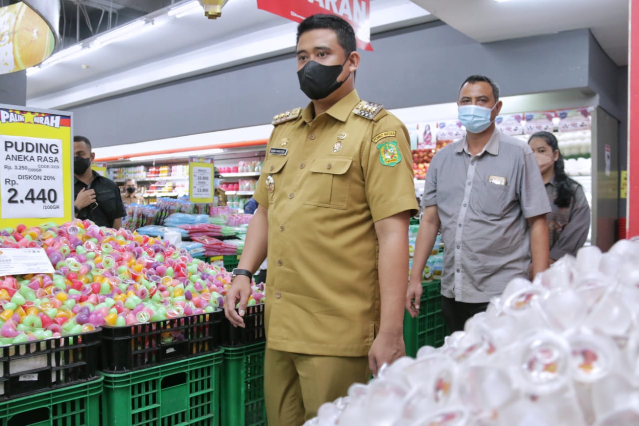 Pastikan Kadaluarsa Bahan Pangan Jelang Lebaran, Wali Kota Medan bersama Ketua TP PKK tinjau Pusat Perbelanjaan Ramayana