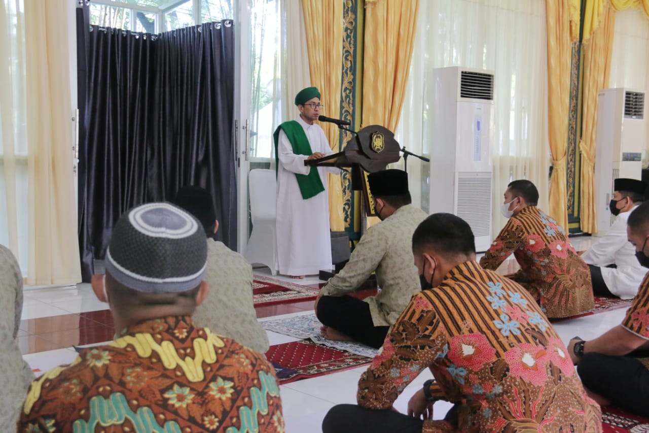 Wali Kota Medan Bersama Ketua TP PKK Kota Medan Melaksanakan Sholat Idul Fitri 1442H Di Pendopo Rumdis