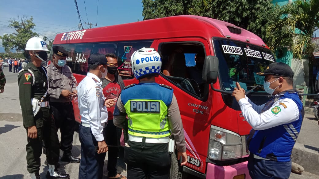 Sejumlah Petugas Memeriksa Angkutan Umum dan Kendaraan Pribadi Memasuki Kota Medan