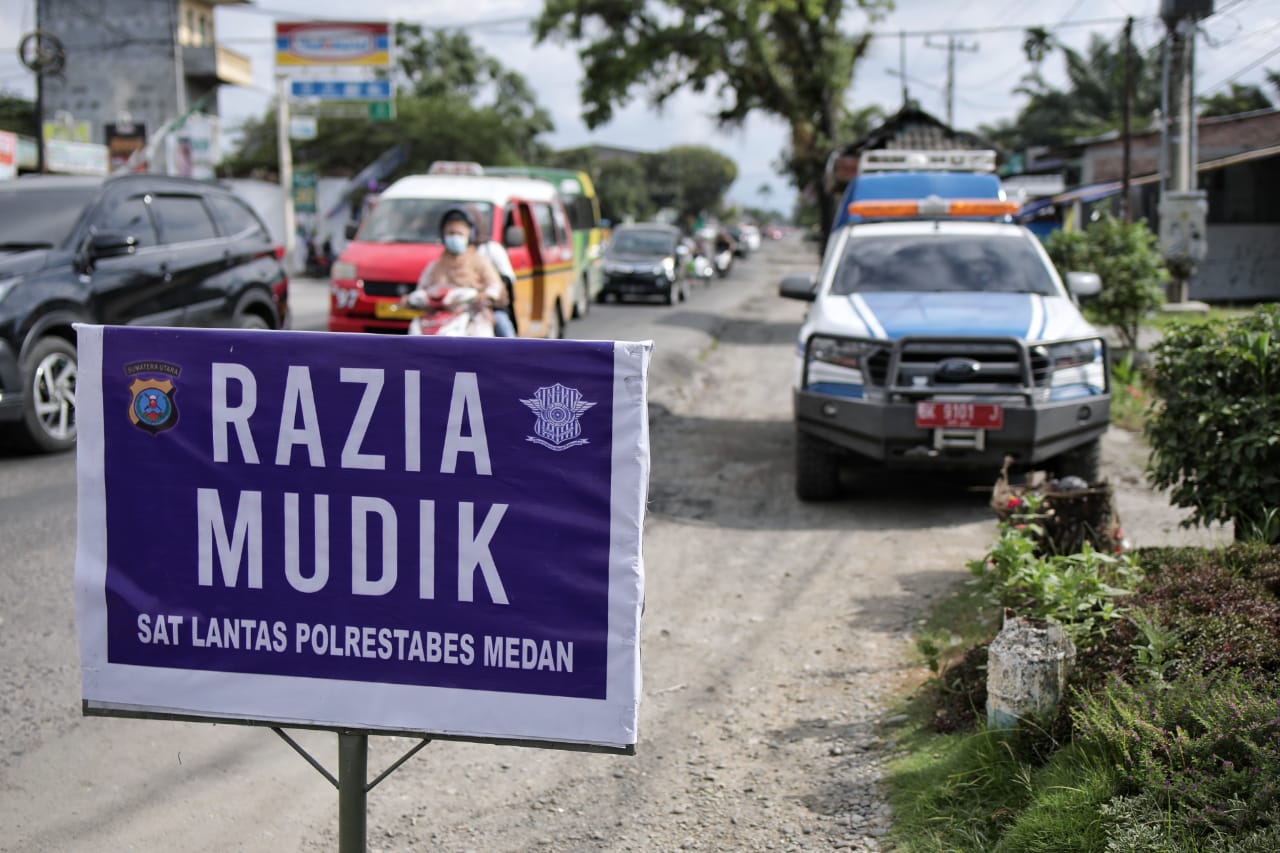 Pengendara Masuk Ke Medan Diperiksa dan Jalani Test Antigen di Pos cek titik Penyekatan
